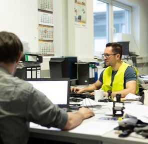 How to Choose the Right Freight Forwarder To Scale With Your Needs